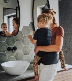 EVE Kids Heupdrager - Baby En Peuter - Heupzitje - Draagzak - Zwart Leer 9 EVE Kids Heupdrager - Baby En Peuter - Heupzitje - Draagzak - Zwart Leer -Babyproducten Winkel 1058x1200 2