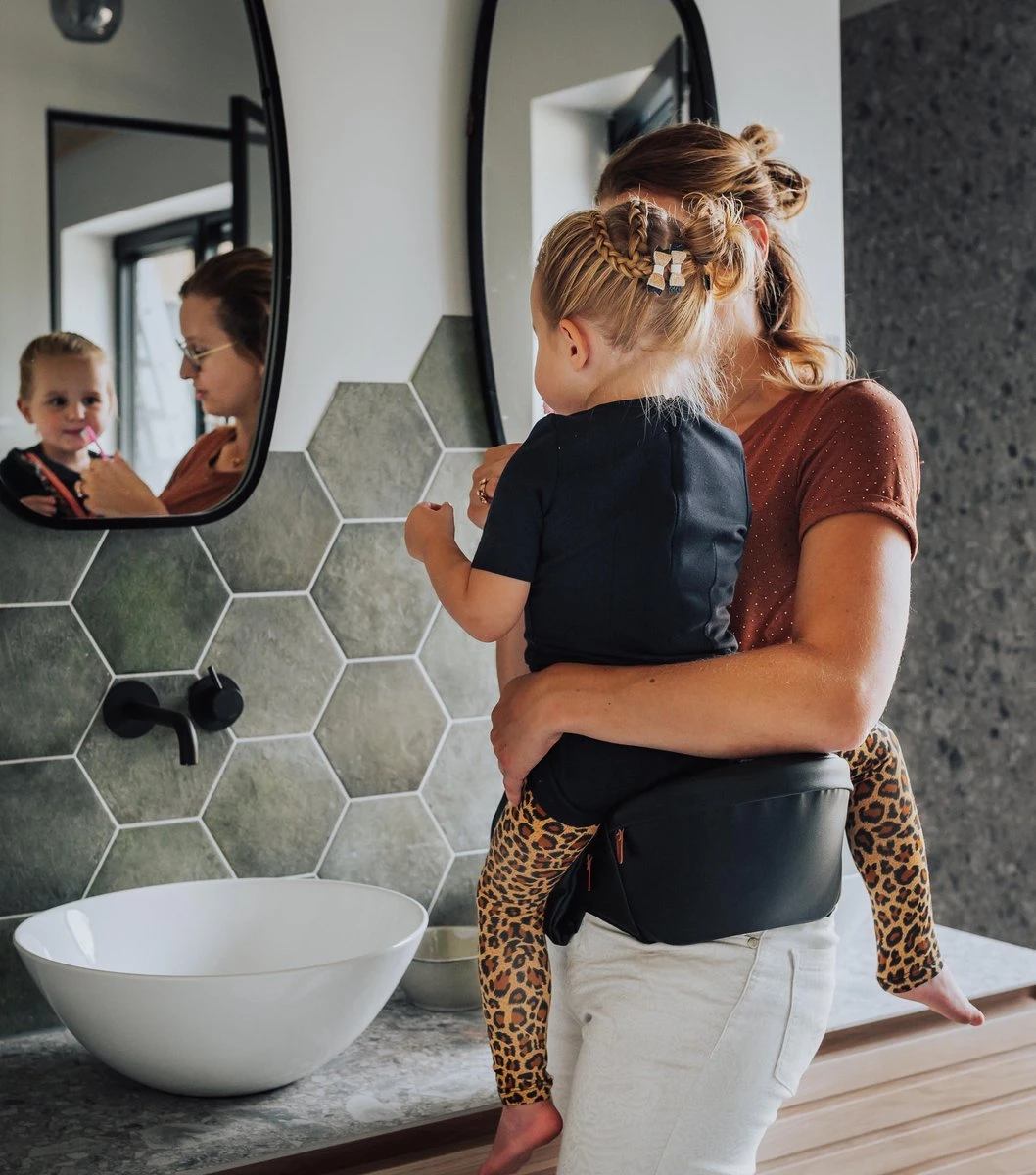 EVE Kids Heupdrager - Baby En Peuter - Heupzitje - Draagzak - Zwart Leer 4 EVE Kids Heupdrager - Baby En Peuter - Heupzitje - Draagzak - Zwart Leer - Afbeelding 4