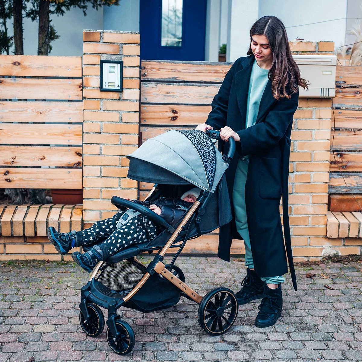 MoMi Wandelwagen - Compacte Lichtgewicht Buggy - Estelle Dakar Met XXL Wielen & Zonnekap - Leopard - Grijs-Goud (geschikt Van 6mnd - 22kg) 9 MoMi Wandelwagen - Compacte Lichtgewicht Buggy - Estelle Dakar Met XXL Wielen & Zonnekap - Leopard - Grijs-Goud (geschikt Van 6mnd - 22kg) - Afbeelding 9