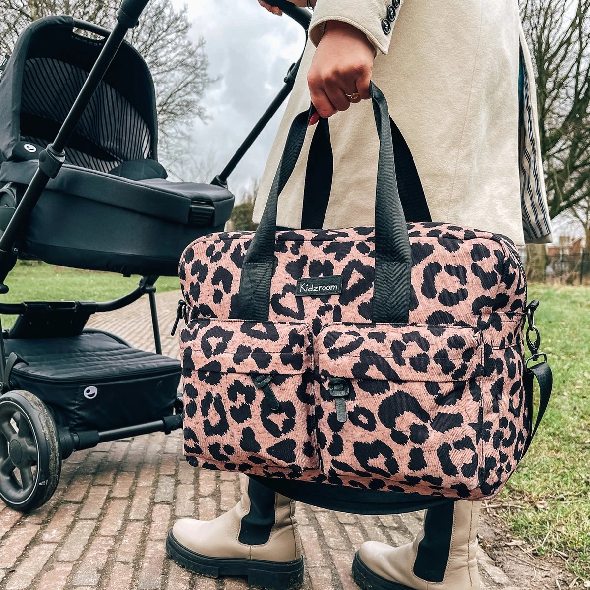 Kidzroom Gorgeous Luiertas - Bruin - Ophanglussen Kinderwagen - Verschoonmatje - Verstelbare Schouderband 8 Kidzroom Gorgeous Luiertas - Bruin - Ophanglussen Kinderwagen - Verschoonmatje - Verstelbare Schouderband - Afbeelding 8