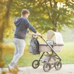 LifeGoods Luiertas Rugzak - Incl. Buggy En Kinderwagen Haken - Complete Set - 23.8 L - Grijs -Babyproducten Winkel 1200x1200 286