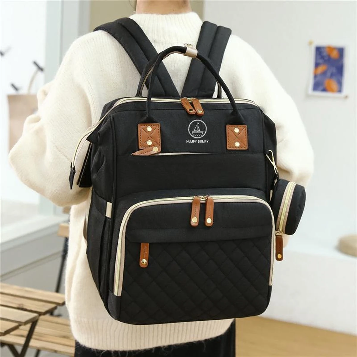 Humpy Dumpy Stijlvolle Luiertas Rugzak (Zwart) Met Uitschuifbaar Verschoon/ Slaap Bedje. Incl. Verschoon Matje, USB Poort & Buggy Straps 2 Humpy Dumpy Stijlvolle Luiertas Rugzak (Zwart) Met Uitschuifbaar Verschoon/ Slaap Bedje. Incl. Verschoon Matje, USB Poort & Buggy Straps - Afbeelding 2