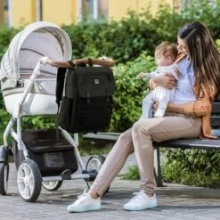 Brisby Slijtvaste Luiertas – Verzorgingstas - Two Tone Zwart En Donkergrijs - Inclusief Verschoonmatje - Isoleervakken - Met Geïntegreerde Kinderwagen Haken -Babyproducten Winkel 1200x1200 576