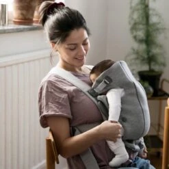 BabyBjörn Draagzak Mini - 3D Jersey - Lichtgrijs 24 BabyBjörn Draagzak Mini - 3D Jersey - Lichtgrijs -Babyproducten Winkel 1200x1200 929