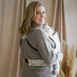 ROOKIE Baby Premium Draagzak- Design Buikdrager - Comfortabel En Ergonomisch - Pasgeboren Babydrager - Peuterdrager - Biologisch Katoen - Super Zacht - Unisex: Voor Mama En Papa (Leoprint Beige) -Babyproducten Winkel 1200x1200 934