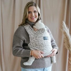 ROOKIE Baby Premium Draagzak- Design Buikdrager - Comfortabel En Ergonomisch - Pasgeboren Babydrager - Peuterdrager - Biologisch Katoen - Super Zacht - Unisex: Voor Mama En Papa (Leoprint Beige) -Babyproducten Winkel 1200x1200 935