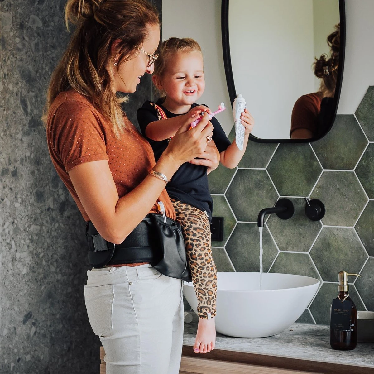 EVE Kids Heupdrager - Baby En Peuter - Heupzitje - Draagzak - Zwart Leer 5 EVE Kids Heupdrager - Baby En Peuter - Heupzitje - Draagzak - Zwart Leer - Afbeelding 5