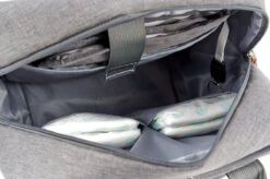 Brisby Slijtvaste Luiertas – Verzorgingstas – Met Buggymontage - Lichtgrijs 19 Brisby Slijtvaste Luiertas – Verzorgingstas – Met Buggymontage - Lichtgrijs -Babyproducten Winkel 1200x799 13