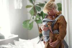 BabyBjörn Draagzak Mini - 3D Jersey - Lichtgrijs 27 BabyBjörn Draagzak Mini - 3D Jersey - Lichtgrijs -Babyproducten Winkel 1200x799 30