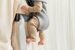 BabyBjörn Draagzak Mini - 3D Jersey - Lichtgrijs 16 BabyBjörn Draagzak Mini - 3D Jersey - Lichtgrijs -Babyproducten Winkel 1200x800 123