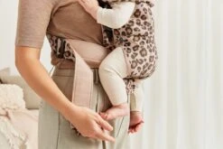BabyBjörn Draagzak Mini - Cotton - Beige-Luipaard -Babyproducten Winkel 1200x800 131