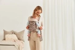 BabyBjörn Draagzak Mini - Cotton - Beige-Luipaard -Babyproducten Winkel 1200x800 132