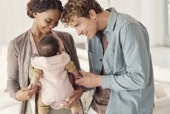 BabyBjörn Draagzak Mini - 3D Jersey - Lichtroze 15 BabyBjörn Draagzak Mini - 3D Jersey - Lichtroze -Babyproducten Winkel 1200x800 136