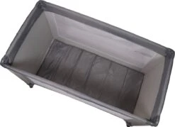 Ding Campingbedje - Grijs - 120x60 Cm - Reisbedje Inclusief Bodemmatrasje 13 Ding Campingbedje - Grijs - 120x60 Cm - Reisbedje Inclusief Bodemmatrasje -Babyproducten Winkel 1200x871 3