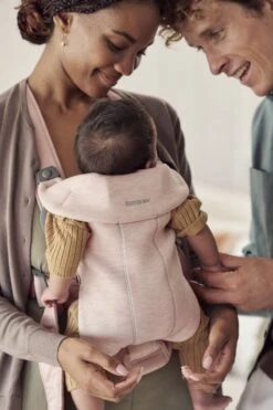 BabyBjörn Draagzak Mini - 3D Jersey - Lichtroze 19 BabyBjörn Draagzak Mini - 3D Jersey - Lichtroze -Babyproducten Winkel 800x1200 112