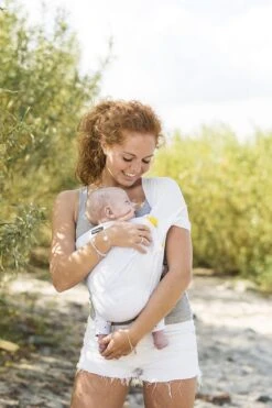 Minimonkey Mini Sling Wit - Klein En Fijn 13 Minimonkey Mini Sling Wit - Klein En Fijn -Babyproducten Winkel 800x1200 135