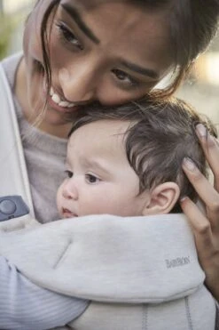 BabyBjörn Draagzak Mini - 3D Jersey - Lichtbeige -Babyproducten Winkel 800x1200 98