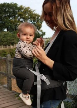 Deryan Pack Light Luxe Heupdrager - Ergonomische Draagzak + Opbergvakjes Grijs -Babyproducten Winkel 855x1200 4