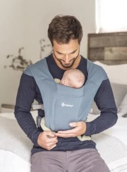 Ergobaby Embrace Draagzak Baby - Oxford Blue 24 Ergobaby Embrace Draagzak Baby - Oxford Blue -Babyproducten Winkel 882x1200 2
