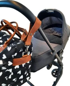 Kidzroom Black And White Luiertas - Zwart - Ophanglussen Kinderwagen - Verschoonmatje - Verstelbare Schouderband 35 Kidzroom Black And White Luiertas - Zwart - Ophanglussen Kinderwagen - Verschoonmatje - Verstelbare Schouderband -Babyproducten Winkel 986x1200 3
